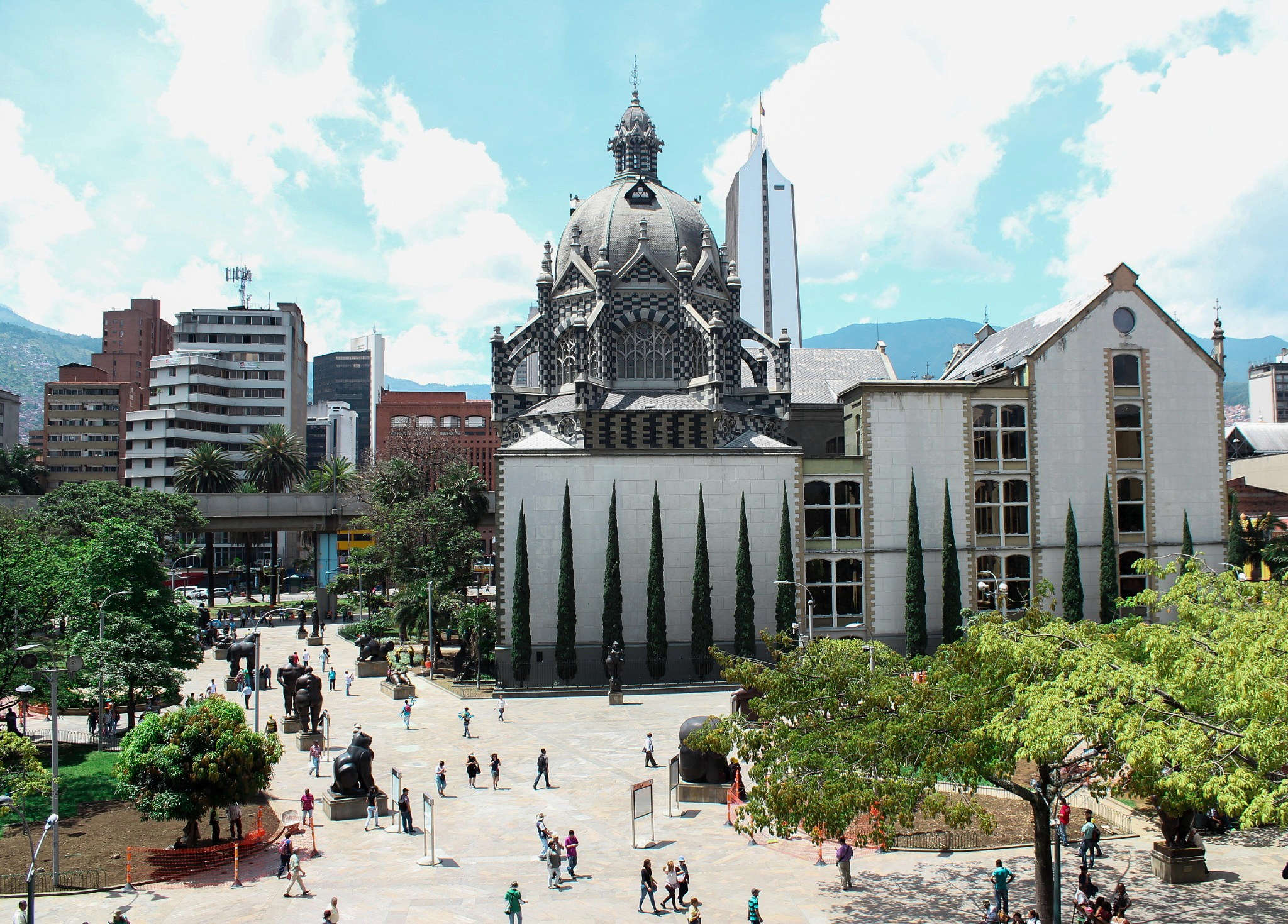 Vista de la Plaza Botero y el Palacio de la Cultura en Medellín