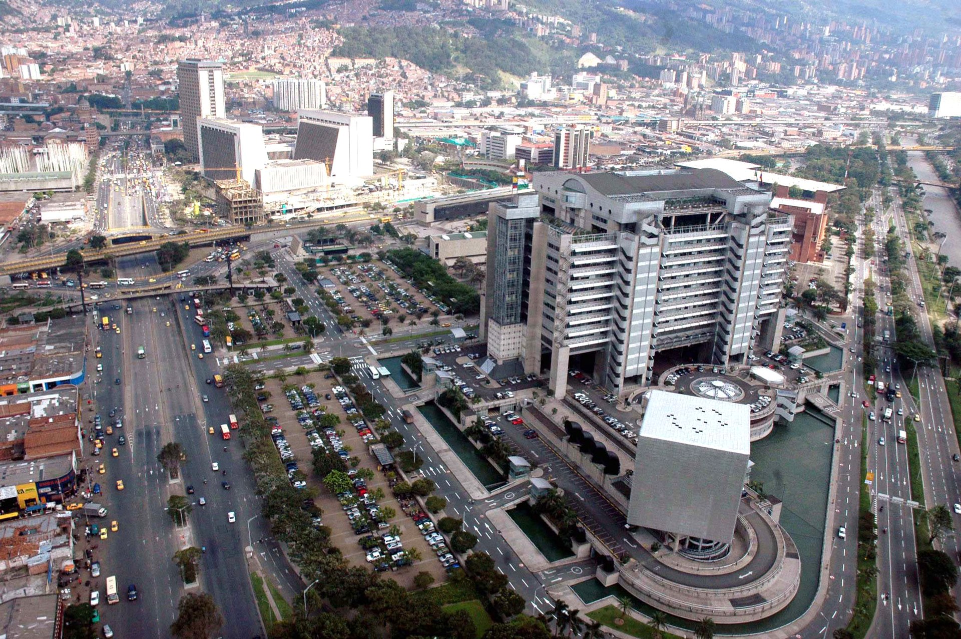 Edificio de Ruta N y paisaje de Medellín.