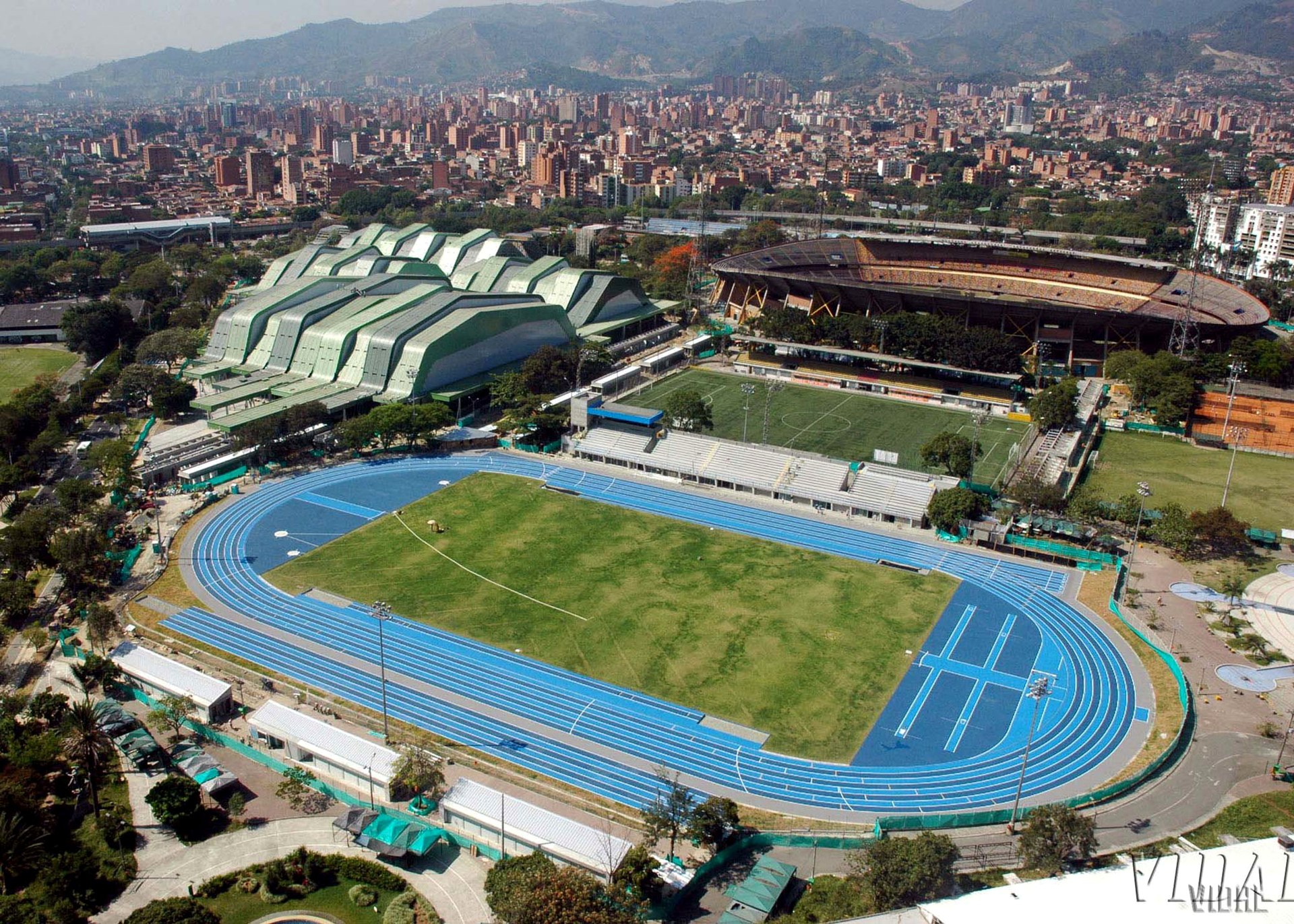 Vista de Medellín y equipamientos públicos.