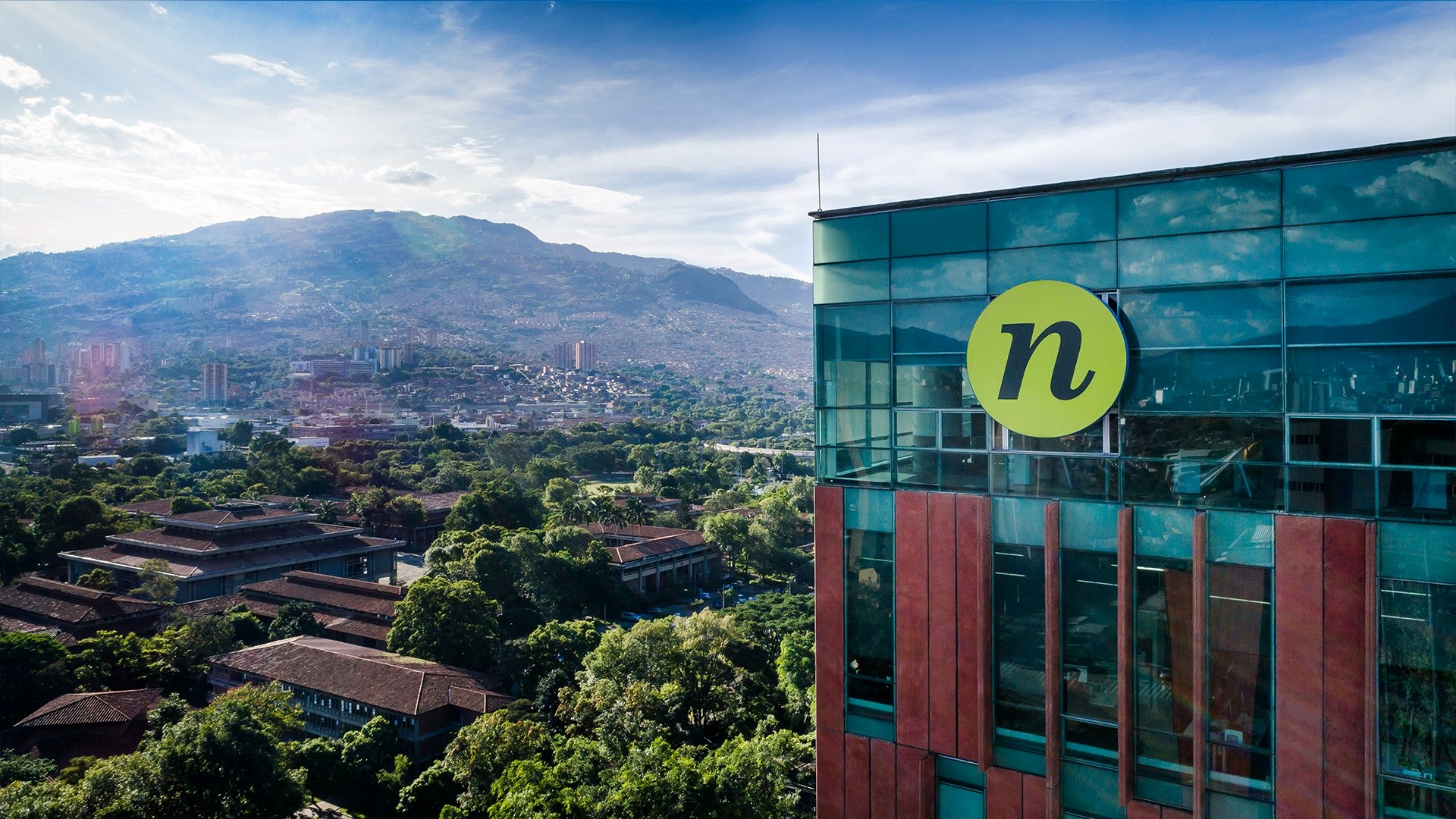 Vista urbana de Medellín con edificio institucional.