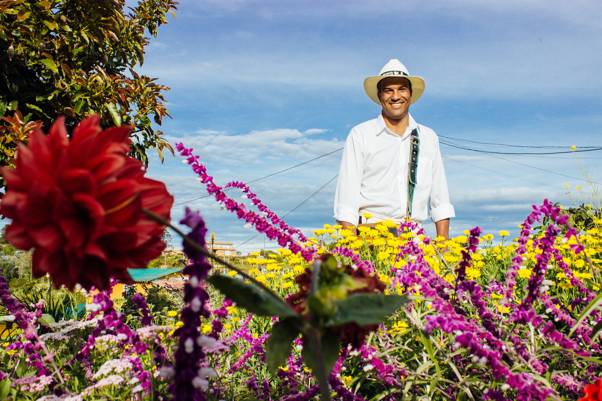 Ciudadano entre flores, imagen representativa de la identidad y el territorio de Medellín.