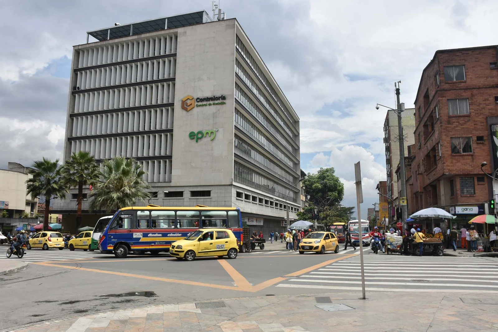 Edificio institucional de la Contraloría en el centro de Medellín, visto desde una intersección urbana.