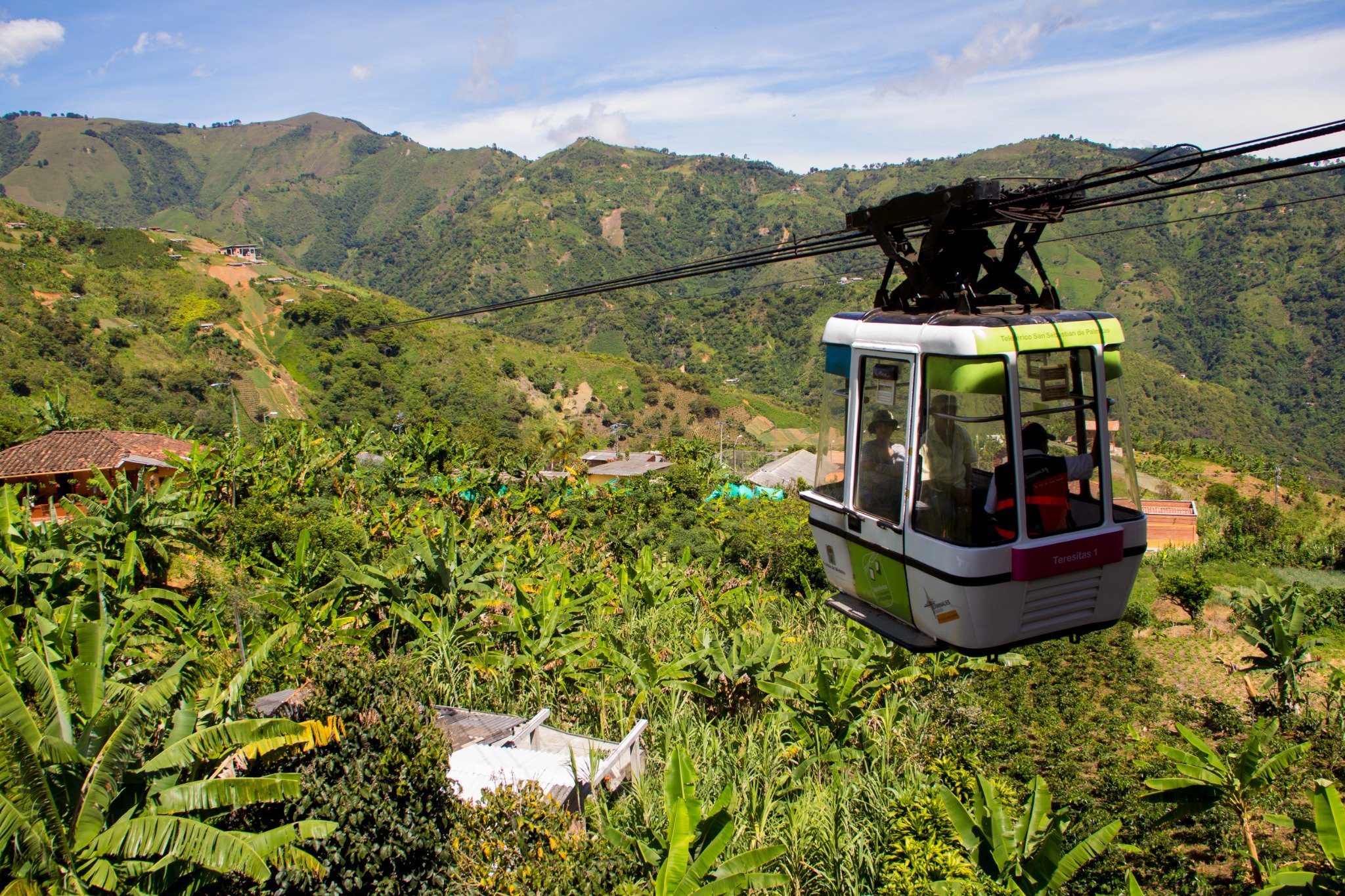 Cable aéreo de Palmitas sobre el paisaje rural de Medellín