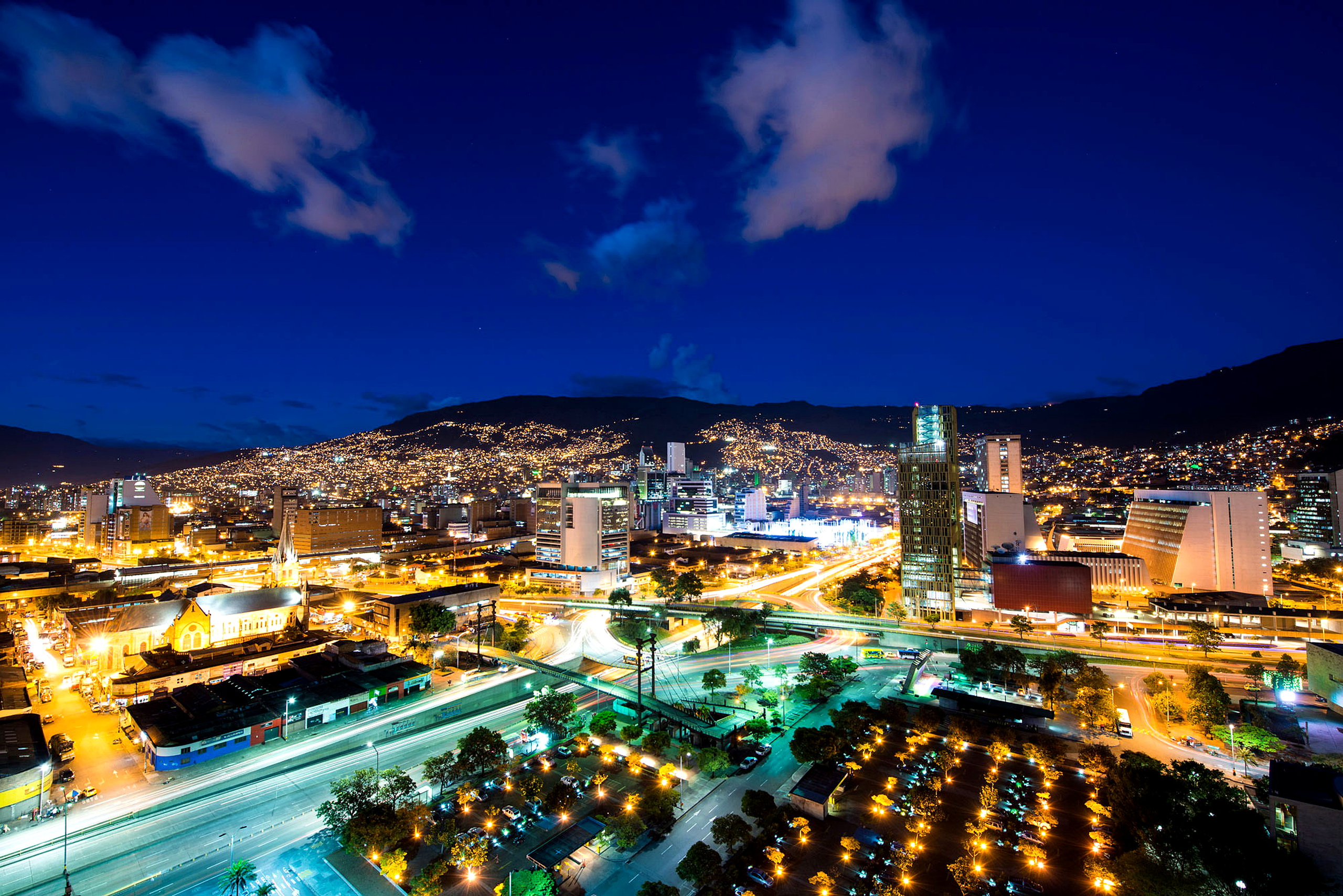 Vista panorámica nocturna de Medellín