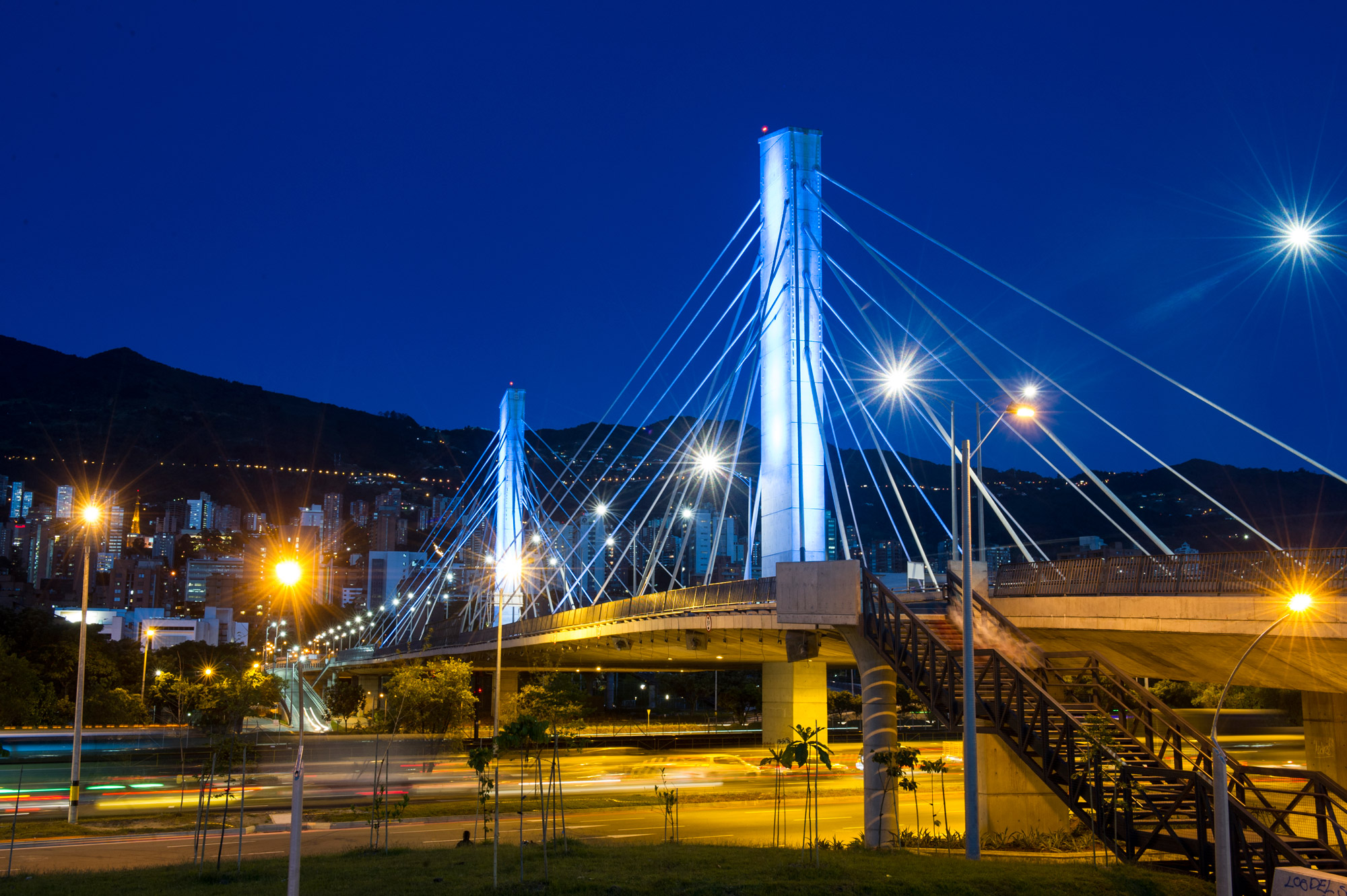 Puente de la 4 Sur y paisaje urbano nocturno de Medellín